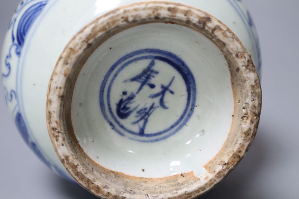 A Chinese blue and white porcelain vase, 27cm